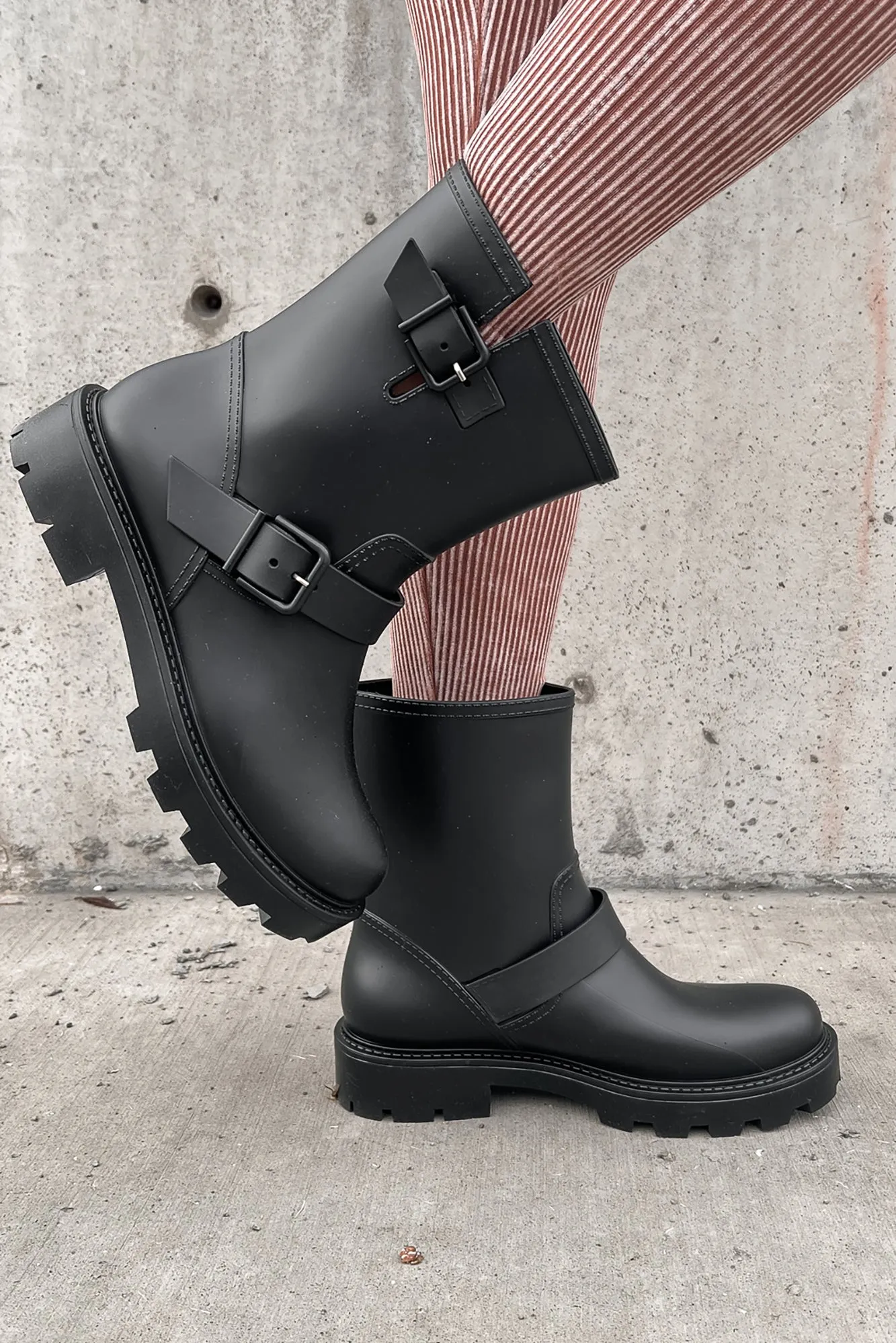 Dancing In The Rain Buckle Strap Rain Boots (Black)