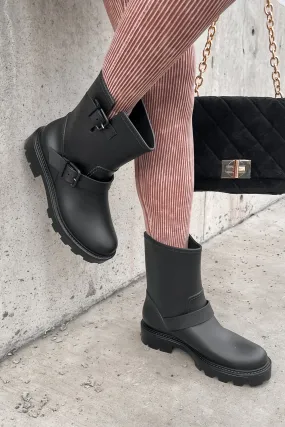 Dancing In The Rain Buckle Strap Rain Boots (Black)