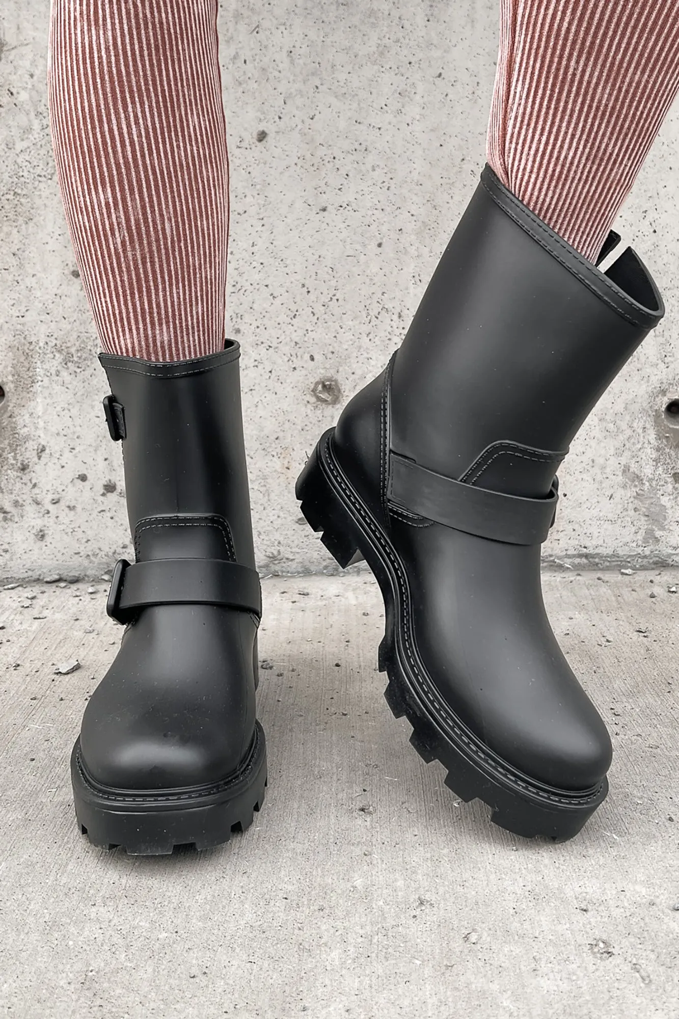 Dancing In The Rain Buckle Strap Rain Boots (Black)