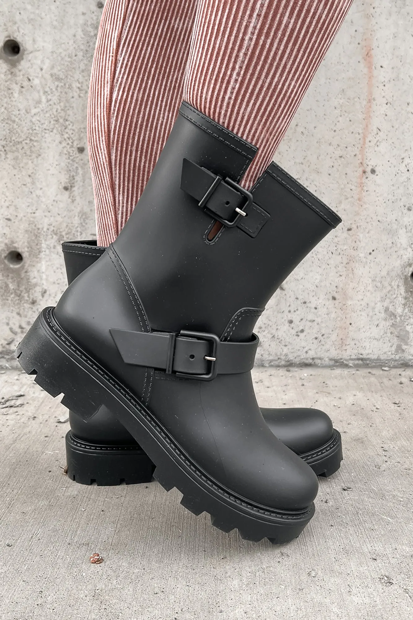 Dancing In The Rain Buckle Strap Rain Boots (Black)