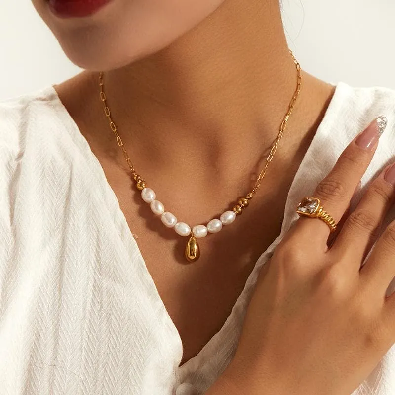 Women's Elegant Pearl Necklace